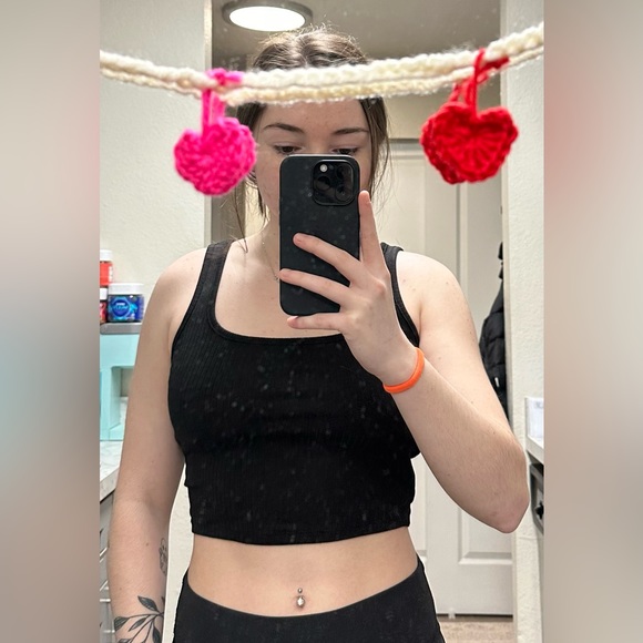 LOT (6) cropped tank tops, all size SMALL - Picture 6 of 8